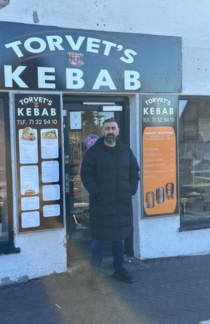 Turgut, ejer af Torvets Kebab, foran forretningen på Islevtorv